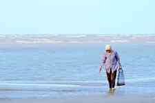 North Myrtle Beach: beach, Walking, WOMAN